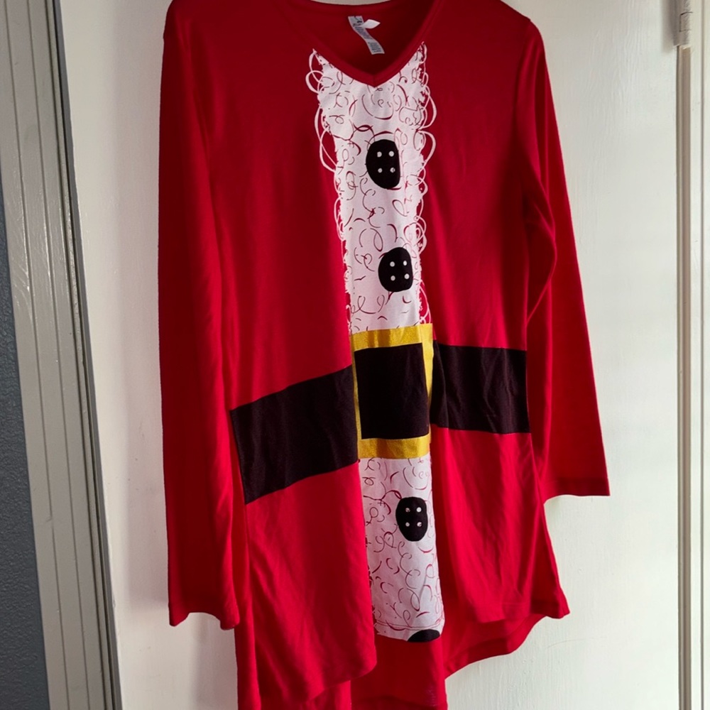 Women’s X Large Santa shirt no holes or string worn once ptp 20” length 27”